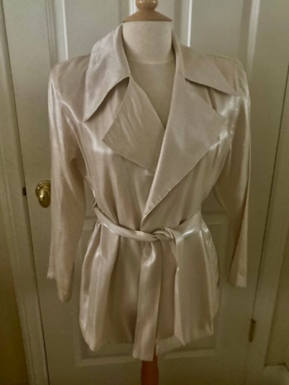 Picasso Style Women's silk beige dressy  lounge jacket w/belt size M.